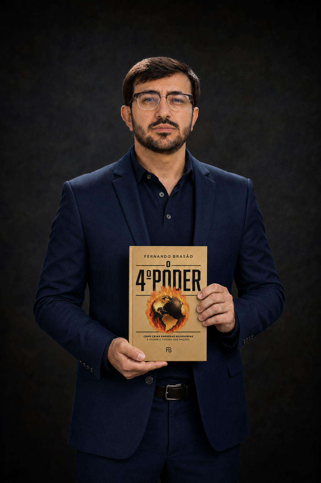 Fernando Brasão com o livro O 4º Poder